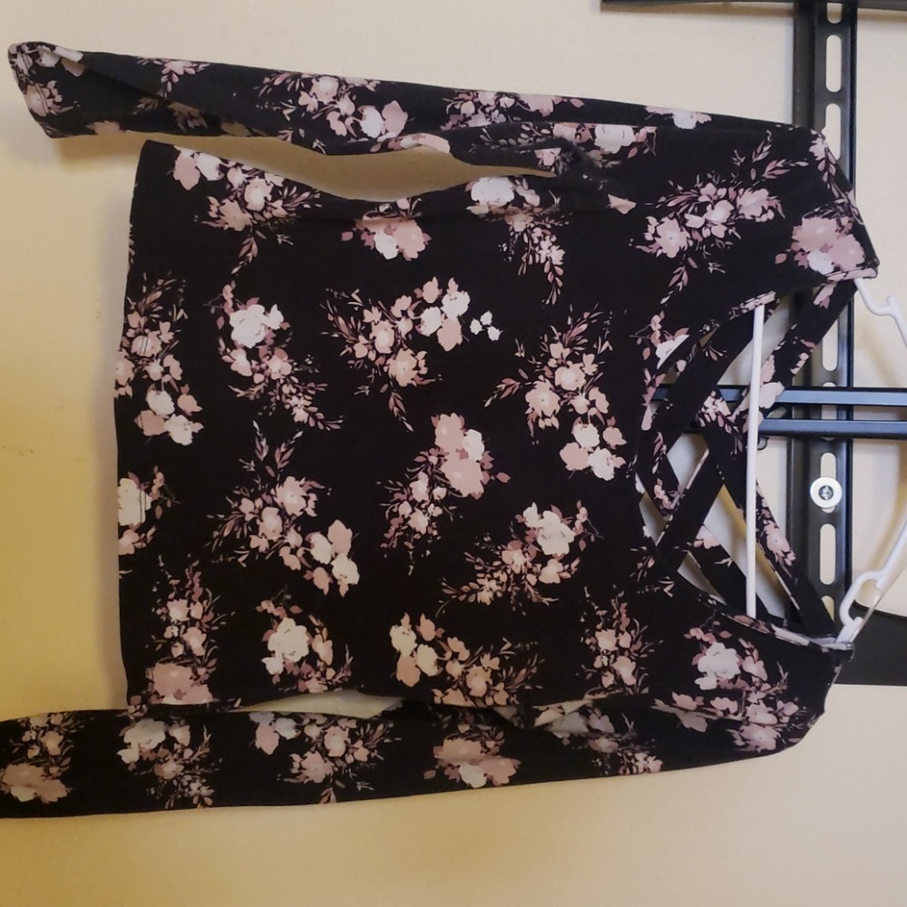 Crop top Floral shirt with crossed back.